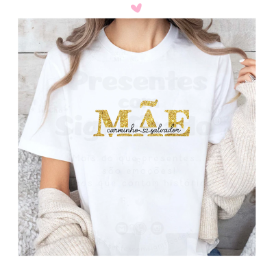 Camisola branca com estampa dourada e preta, pessoa com camisola de malha creme nos braços