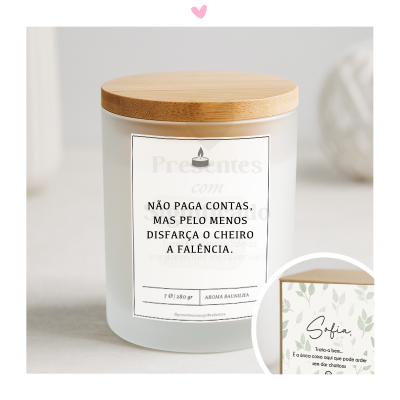 Vela perfumada branca com tampa de madeira e etiqueta com texto em português