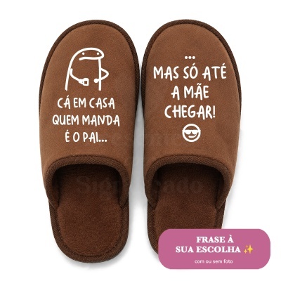 Chinelos castanhos com frases divertidas em branco