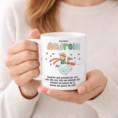 Caneca branca para educadora com o nome Andreia e ilustração de criança e animal no espaço.