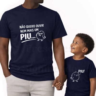 T-shirts azul escuro com desenhos de pássaros e textos em português.