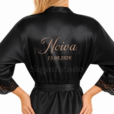 Robe preto de cetim com inscrição dourada Noiva e data na parte de trás