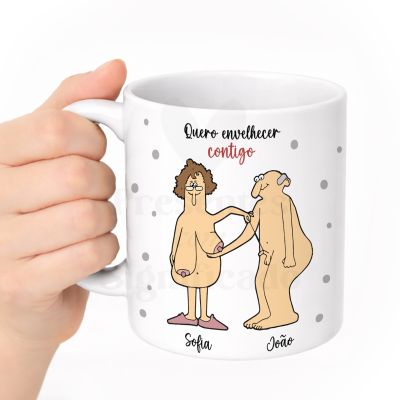 Caneca branca com ilustração caricata de casal envelhecido e texto em português