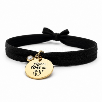 Pulseira preta com medalha dourada e texto gravado