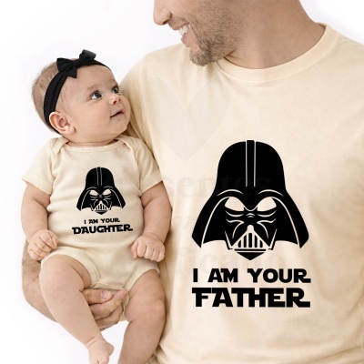 Roupa de bebé e t-shirt com estampagem Darth Vader e texto em inglês.