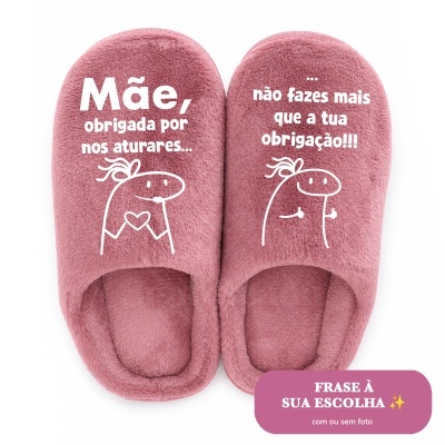 Chinelos rosa felpudos com texto branco para mães