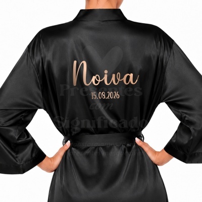 Robe preto acetinado com texto dourado Noiva 15.08.2026 nas costas