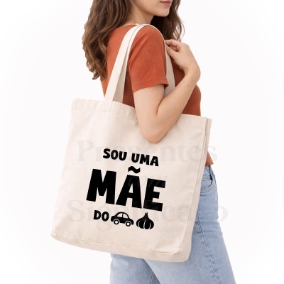 Mala de tecido bege com texto em preto e ícones de carro e alho