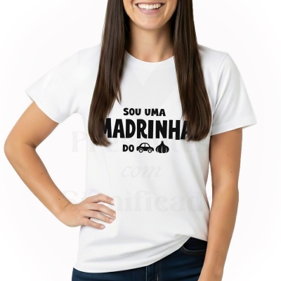 Camiseta branca com texto e ícones em preto, usada por mulher.