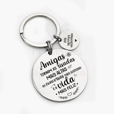 Porta-chaves metálico prateado com pendentes redondos e frases gravadas para amigas