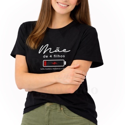 T-shirt preta com texto e símbolo de bateria vermelho perto da carga vazia