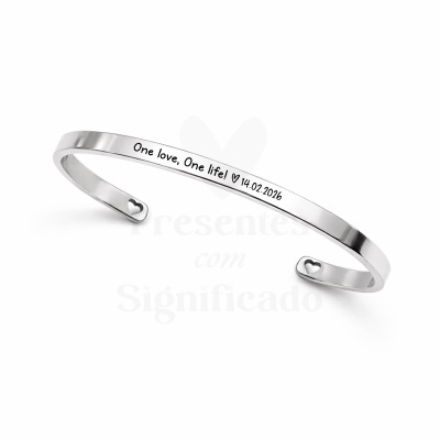 Pulseira prateada com gravação e corações recortados
