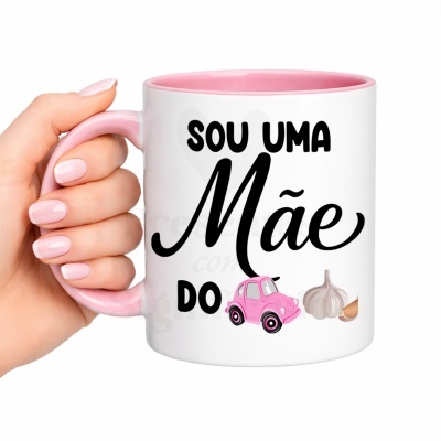 Caneca branca com interior rosa e texto em preto com carro rosa e alho