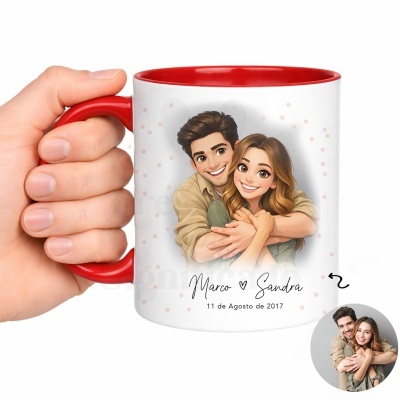Caneca branca com interior e pega vermelhos, com ilustração de casal jovem abraçado e texto personalizado
