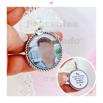 Medalhão prateado redondo com foto e texto para tia