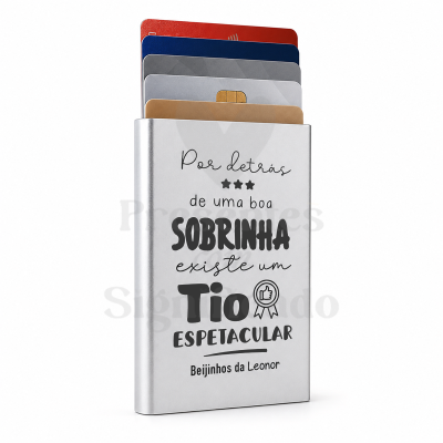 Porta-cartões metálico prateado com frase gravada e cartões coloridos inseridos