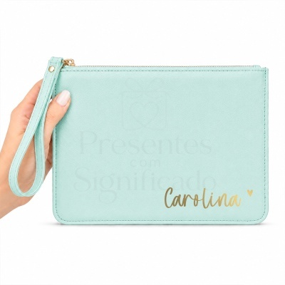 Carteira de mão azul clara com nome Carolina em dourado