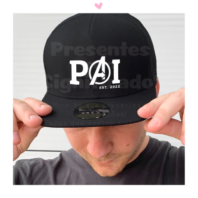 Boné preto com logótipo branco 'PAI EST. 2022' e aba plana