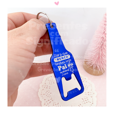Porta-chaves em forma de garrafa azul com texto branco e abridor de garrafas