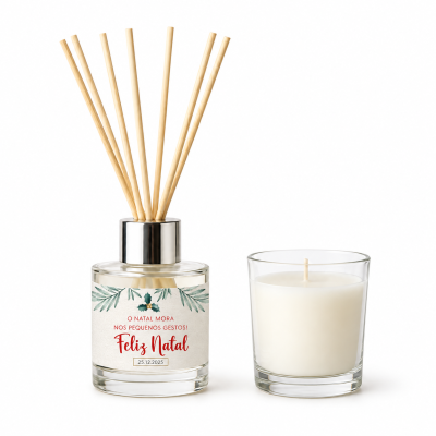 Difusor de fragrância com varetas e vela branca em copo de vidro com etiqueta de Natal