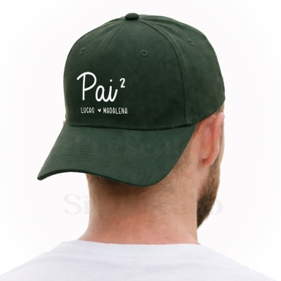 Boné verde escuro com texto branco PAi² LUCAS ♥ MADALENA