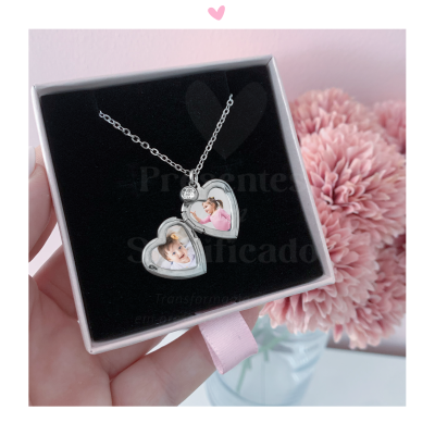 Colar com pendente em coração com fotografias numa caixa branca