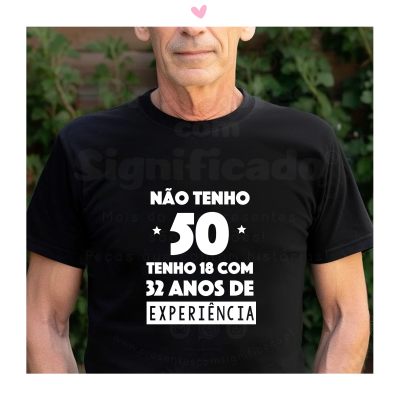 Homem com t-shirt preta com texto branco sobre idade e experiência em ambiente exterior