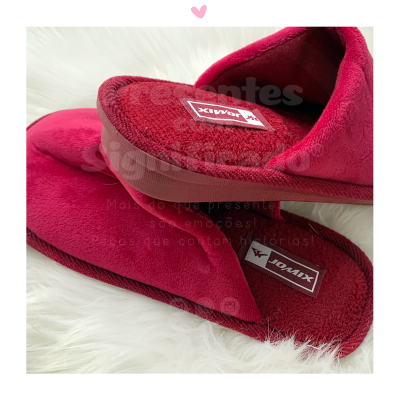 Chinelos vermelhos de tecido felpudo com etiqueta Xiwot