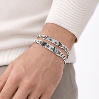 Pulseiras prateadas com fotos a preto e branco de olhos no pulso