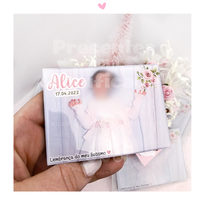 Íman personalizado com foto de bebé em vestido branco e texto de batismo