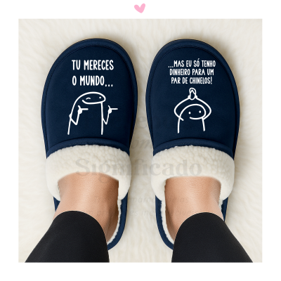 Chinelos azuis com interior branco peludo e texto branco