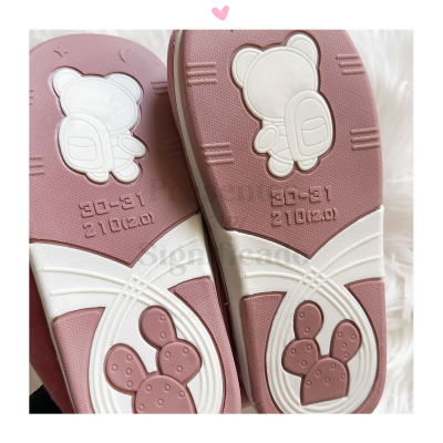 Solas de sapatos infantis rosa e branco com desenhos em relevo de ursinho e cactus
