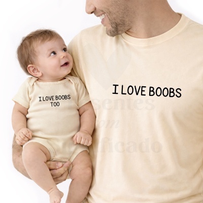 T-shirt bege com texto I LOVE BOOBS e body de bebé com texto I LOVE BOOBS TOO
