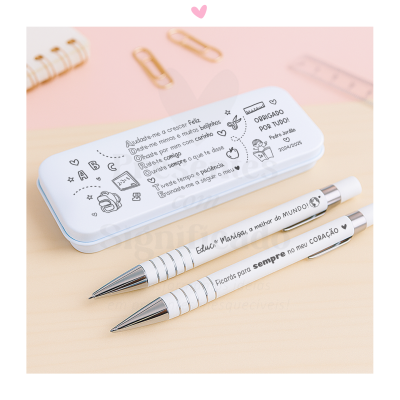 Estojo metálico branco com texto e ilustrações escolares e duas canetas brancas com textos personalizados