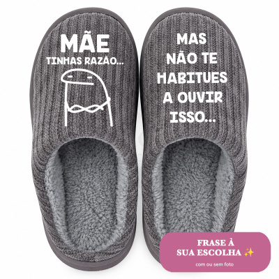 Pantufas cinzentas com texto em português
