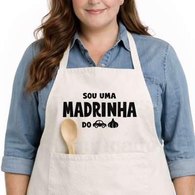 Avental cru com texto e ícones pretos usado por mulher com camisa de ganga azul