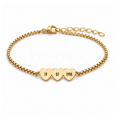 Pulseira dourada com três corações gravados com a data 19 07 1998