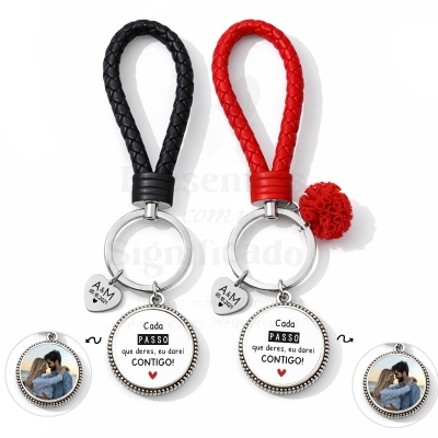 Dois porta-chaves com medalhão personalizado e alça em pele trançada preta e vermelha