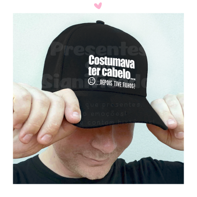 Boné preto com texto bordado branco 'Costumava ter cabelo ... DEPOIS TIVE FILHOS!'