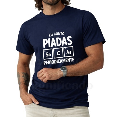 T-shirt azul escura com texto humorístico em branco e elementos da tabela periódica