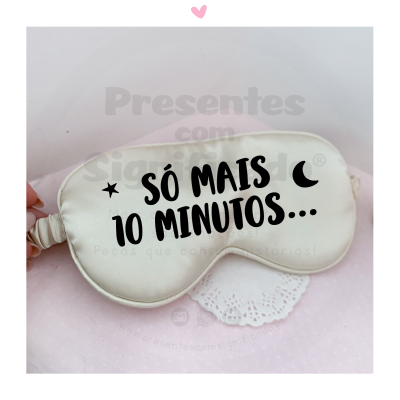 Máscara de dormir creme com texto preto e fundo rosa claro