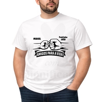 T-shirt branca com estampa preta de punhos e texto AMIGOS PARA A VIDA!