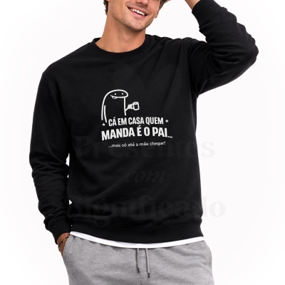 Sweatshirt preta com texto e figura branca