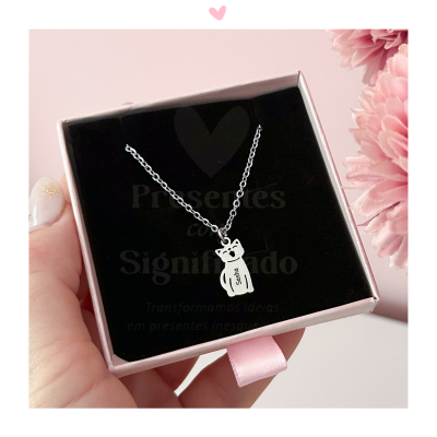 Colar com pendente de gato dentro de caixa de presente rosa com interior negro