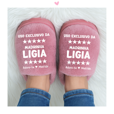Pantufas rosas com texto branco personalizado sobre fundo branco peludo