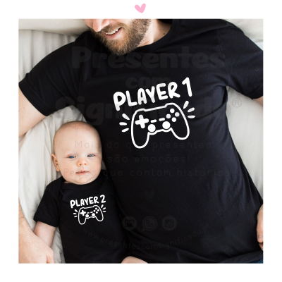 Pai e bebé com t-shirts pretas, t-shirts têm desenho branco e texto 'PLAYER 1' e 'PLAYER 2' respectivamente.