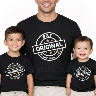 Pai e dois filhos com t-shirts pretas com textos personalizados em branco e dourado