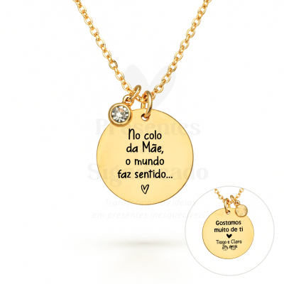 Colar dourado com pendente redondo gravado e pendente pequeno com pedra