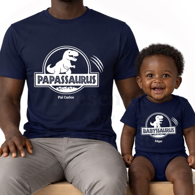 Camisola azul escura para adulto com dinossauro e texto Papassaurus Pai Carlos, bodie azul escuro para bebé com dinossauro e texto Babysaurus Edgar