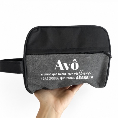 Necessaire preta e cinzenta com texto em branco para avô, segurada por uma mão